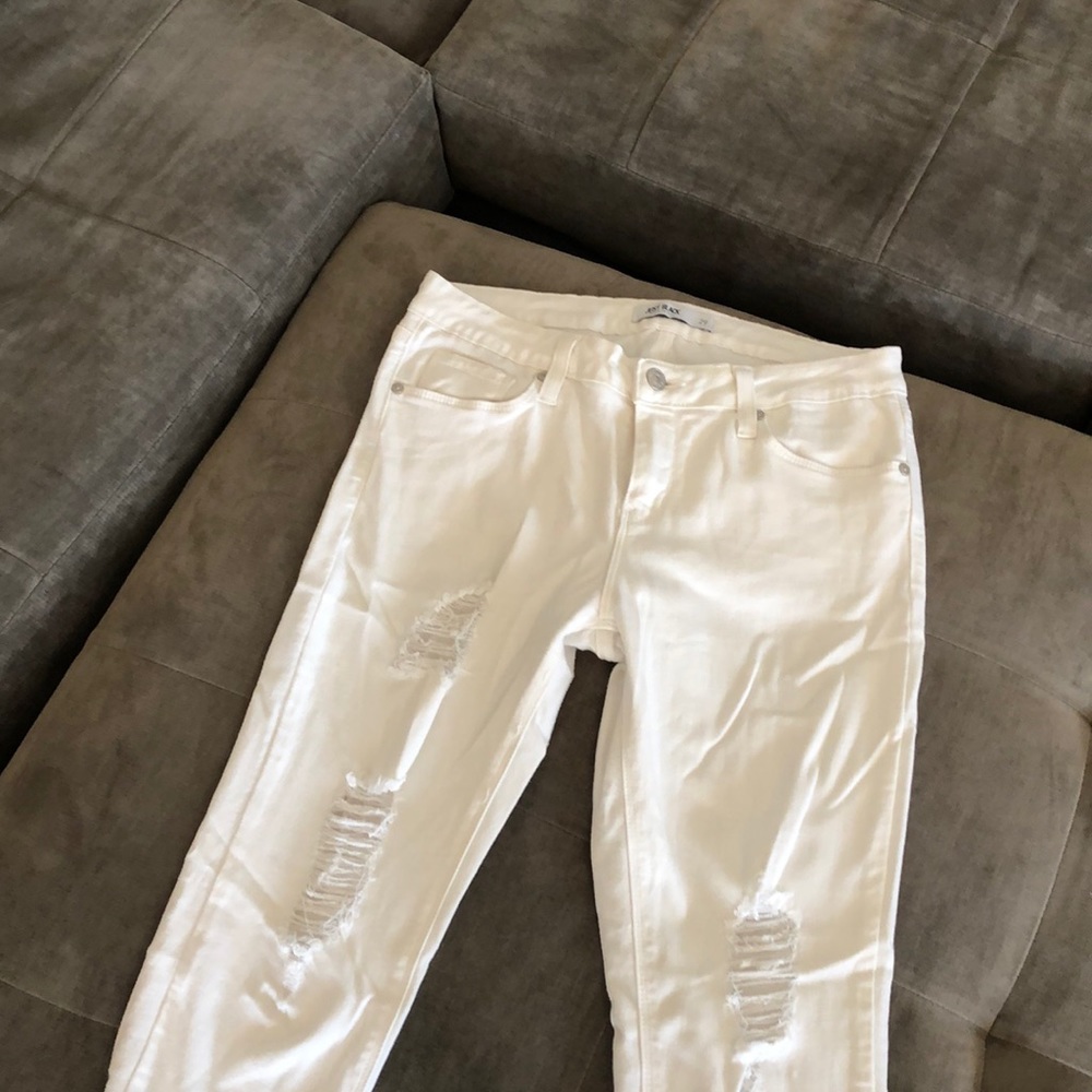 White skinny jean with cut off ankle